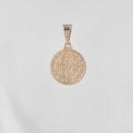 DIJE CRUZ PUNTAS PLANAS GRABADA - Imagen 2